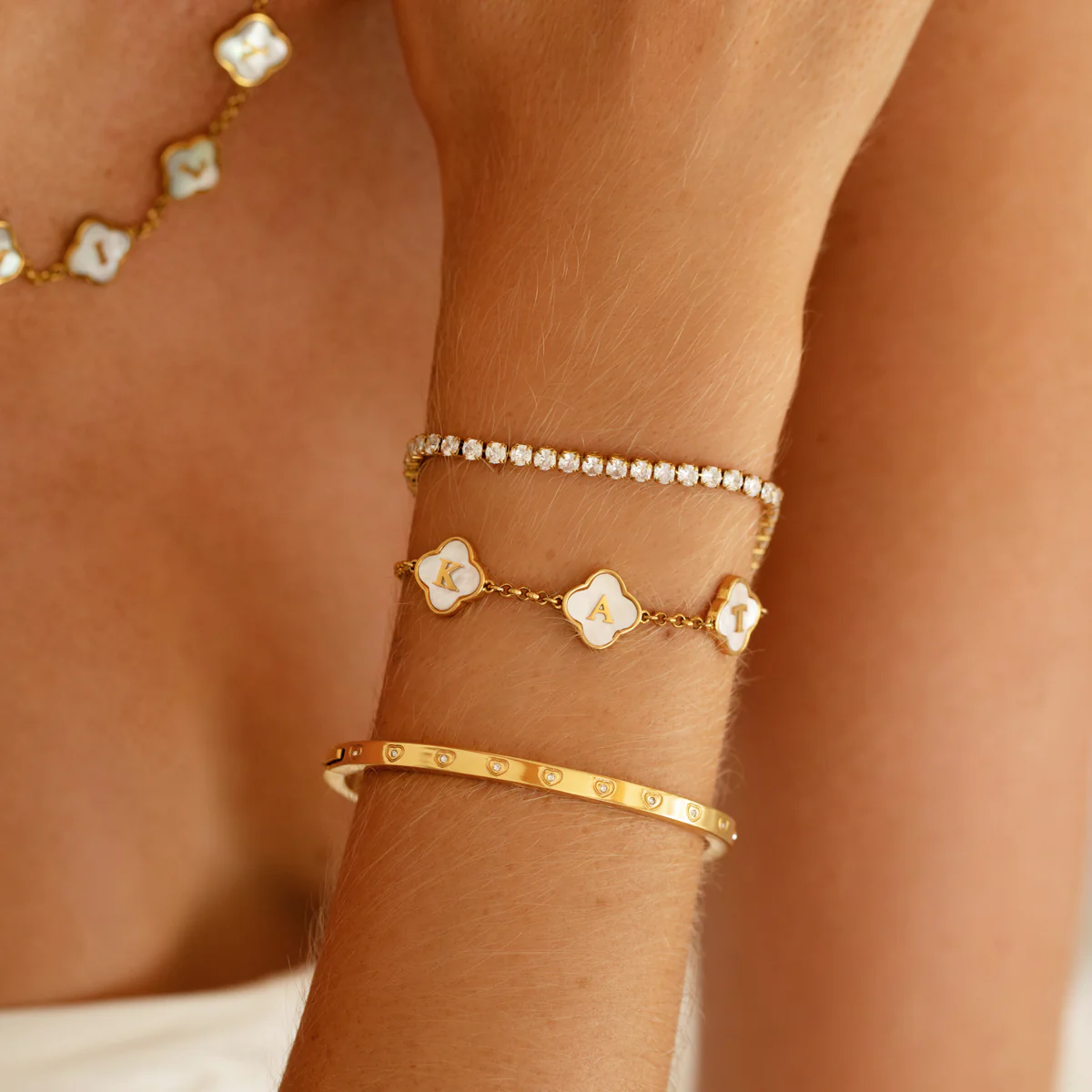 Pearl Clover Custom Name Bracelet (Gold) - Image 3